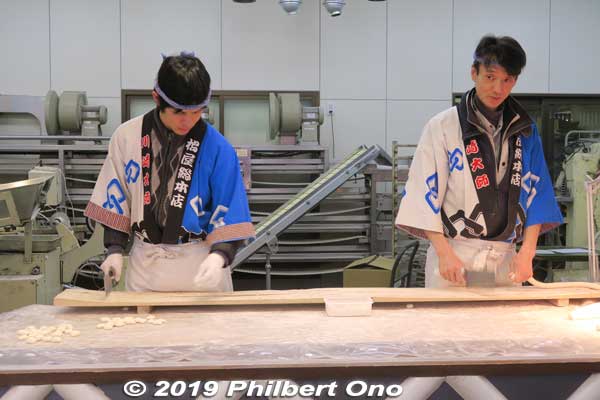 Daishi Nakamise is famous for rock-candy cutting (Tontoko Ame). They use a knive to cut the long sliver of candy on a wooden cutting board to make a loud chopping noise.
Keywords: kanagawa kawasaki shingon-shu Buddhist temple