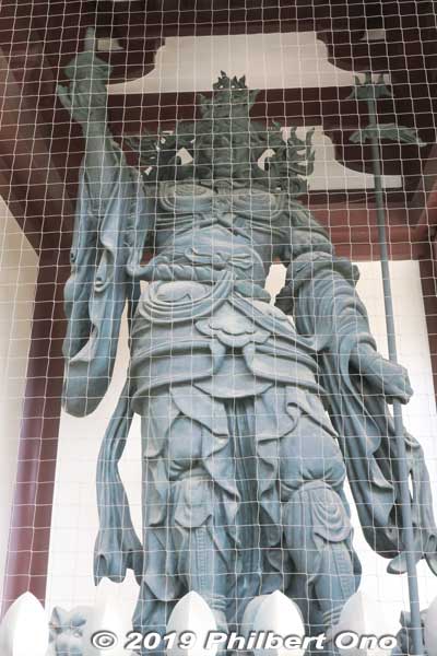 One of the Four Heavenly Kings inside the Main Gate. 四天王像
Keywords: kanagawa kawasaki shingon-shu Buddhist temple daruma
