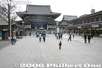 Path to main worship hall 大本堂
Keywords: kanagawa kawasaki shingon-shu Buddhist temple