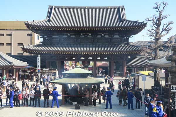 View from the Dai-hondo main hall.
Keywords: kanagawa kawasaki shingon-shu daishi Buddhist temple