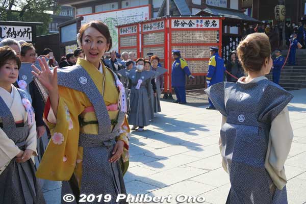 This is actress Kanda Uno waving. Setsubun at major temples usually have a few celebrities. 神田うの
Keywords: kanagawa kawasaki shingon-shu daishi Buddhist temple setsubun