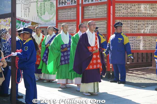 Temple priests standing by to enter the temple.
Keywords: kanagawa kawasaki shingon-shu daishi Buddhist temple setsubun