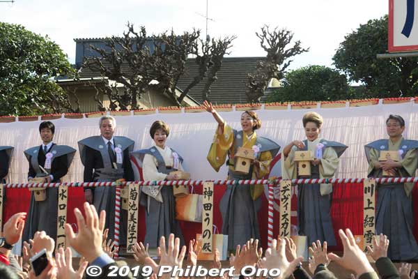 Kanda Uno and Dewi Sukarno throwing Setsubun beans at Kawasaki Daishi. 川崎大師節分会 豆まき
Keywords: kanagawa kawasaki shingon-shu daishi Buddhist temple setsubun