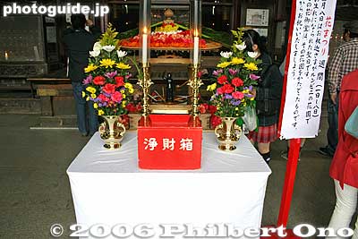 Hanamatsuri, Buddha's Birthday (April 8). This small baby Buddha statue was placed inside the main hall at Kawasaki Daishi.
Keywords: kanagawa kawasaki shingon-shu Buddhist temple
