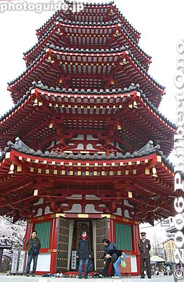 Entrance to octagonal 5-story pagoda (Photos not allowed inside). It's a ferro-concrete building with no windows nor observation deck or balcony.
Keywords: kanagawa kawasaki shingon-shu Buddhist temple