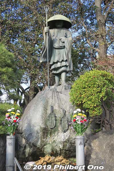 Kobo Daishi statue (Henro Daishi) depicted as a pilgrim on Shikoku. Pour water on the straw sandals to pray for good health and stamina on long treks. 遍路大師
Keywords: kanagawa kawasaki shingon-shu daishi Buddhist temple