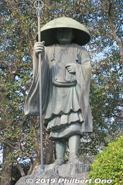 Kobo Daishi statue built in 1973 for the 1,200th anniversary of his birth. Kawasaki Daishi Temple. 遍路大師尊像
Keywords: kanagawa kawasaki shingon-shu daishi Buddhist temple