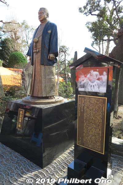 Statue of the late sumo wrestler Yokozuna Kitanoumi (1953–2015) as the chairman of the Japan Sumo Association. He was a member of Kawasaki Daishi Temple.. 
Keywords: kanagawa kawasaki shingon-shu daishi Buddhist temple