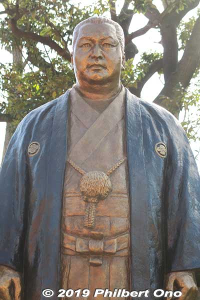 Statue of the late, great Yokozuna Kitanoumi Toshimitsu. I love sumo, but with the premature deaths of great wrestlers like Kitanoumi and Chiyonofuji in recent years, 
I've been having ambivalent feelings toward sumo because of how it seriously affects the person's health.
Keywords: kanagawa kawasaki shingon-shu daishi Buddhist temple japansculpture