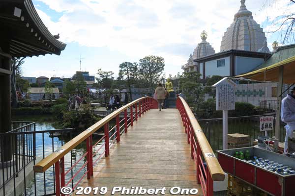 Crossing Yasuragi Bridge over Tsuru-no-Ike Pond. やすらぎ橋
Keywords: kanagawa kawasaki shingon-shu daishi Buddhist temple