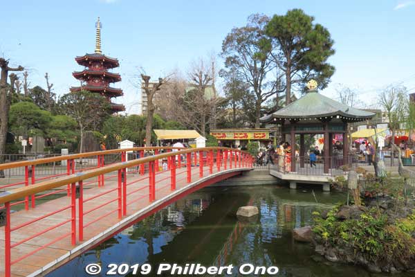 Yasuragi Bridge over Tsuru-no-Ike Pond. It dispels evil and brings good fortune. やすらぎ橋
Keywords: kanagawa kawasaki shingon-shu daishi Buddhist temple