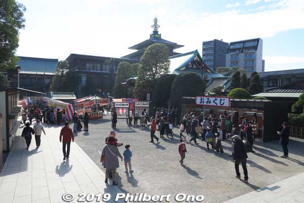 Ahead is the temple office and Shinto Kaikan (Followers Hall) on the right. 信徒会館
Keywords: kanagawa kawasaki shingon-shu daishi Buddhist temple