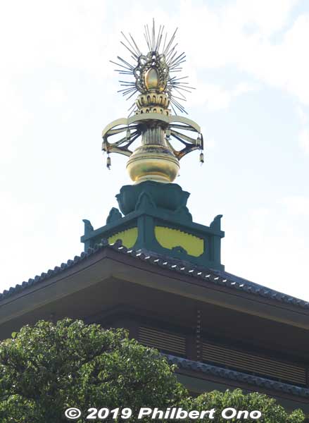 Rooftop jewel on Shinto Kaikan (Followers Hall). 信徒会館
Keywords: kanagawa kawasaki shingon-shu daishi Buddhist temple