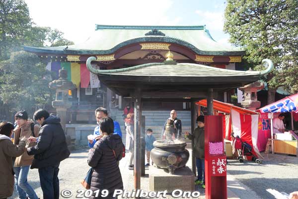 Incense burner in front of Fudodo Hall dedicated to Fudo Myo-o. 不動堂
Keywords: kanagawa kawasaki shingon-shu daishi Buddhist temple