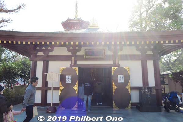 On the way to the main hall is this Kyozo Sutra Repository. (経蔵)
Keywords: kanagawa kawasaki shingon-shu daishi Buddhist temple