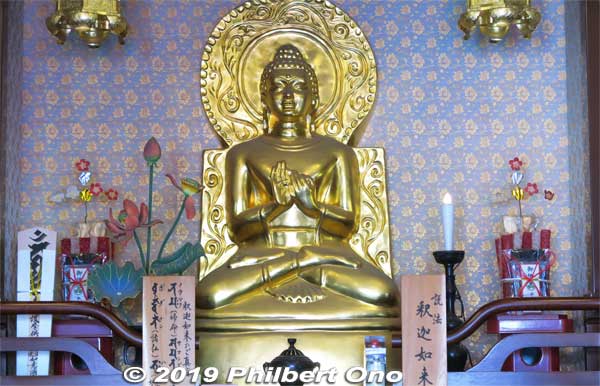 Statue of Shaka Nyorai in the Kyozo.
Keywords: kanagawa kawasaki shingon-shu daishi Buddhist temple