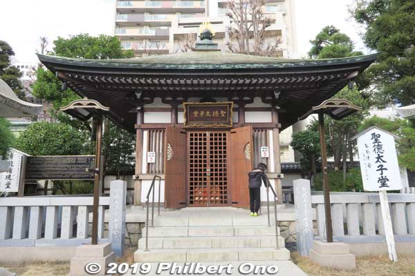 Shotoku Taishi-do Hall dedicated to Prince Shotoku Taishi. 聖徳太子堂
Keywords: kanagawa kawasaki shingon-shu daishi Buddhist temple