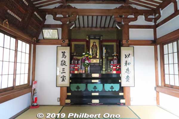 Inside Shotoku Taishi-do Hall dedicated to Prince Shotoku Taishi. 聖徳太子堂
Keywords: kanagawa kawasaki shingon-shu daishi Buddhist temple