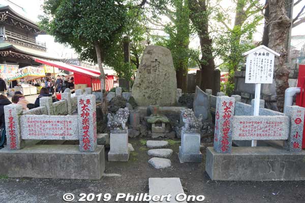 Mari-zuka Monument built in May 1960. Festival is held every May 21 when famous enetertainers perform on a stage. まり塚碑
Keywords: kanagawa kawasaki shingon-shu daishi Buddhist temple