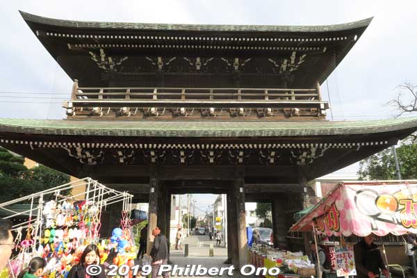 Side gate called Fudomon. It used to be the temple's main gate from 1948 to 1977 (when the current main gate was rebuilt) which was lost during World War II. 不動門
Keywords: kanagawa kawasaki shingon-shu daishi Buddhist temple