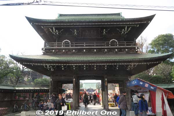 Side gate called Fudomon, as seen from outside. 不動門
Keywords: kanagawa kawasaki shingon-shu daishi Buddhist temple