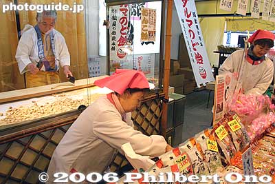 Daishi Nakamise is famous for rock-candy cutting (Tontoko Ame). They use a knive to cut the long sliver of candy on a wooden cutting board to make a loud chopping noise.op, always banging the knife
Keywords: kanagawa kawasaki daishi