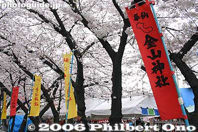 Shrine banners and cherries in full bloom
The red banner says "Kanayama Jinja" with an phallus (erect) logo on the top.
Keywords: kanagawa kawasaki kanayama jinja shrine phallus penis kanamara matsuri festival