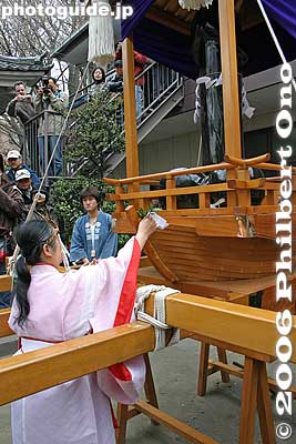 The shrine's head priest transfers the deity to the Kanamara Boat portable shrine (boat-shaped loaded with a phallus) かなまら舟神輿
Before the portable shrine is taken out to be paraded around town, the god of the shrine must be transferred to it. This is what the head priest is doing.
Keywords: kanagawa kawasaki kanayama jinja shrine phallus penis kanamara matsuri festival