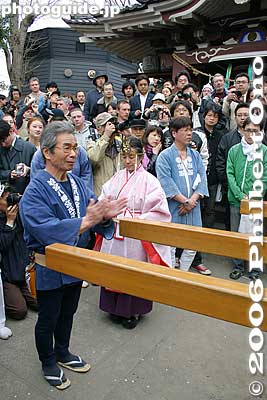 A representative of the shrine parishioners offer prayers.
Keywords: kanagawa kawasaki kanayama jinja shrine phallus penis kanamara matsuri festival
