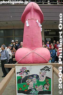 Elizabeth portable shrine was donated by a drag queen club called Elizabeth Kaikan in Kameido, Tokyo.
There are three portable shrines (called mikoshi). The Kanamara mikoshi (the original portable shrine), Kanamara-bune mikoshi (shaped like a boat), and Elizabeth mikoshi (pink giant). All three are carried during a procession around town. The Elizabeth mikoshi is carried by she-males. ("New half" in Japanese. Go ahead and laugh if you want.)
Keywords: kanagawa kawasaki kanayama jinja shrine phallus penis kanamara matsuri festival