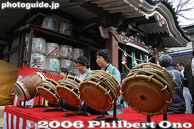 Taiko drummers in front of Wakamiya Hachimangu
Keywords: kanagawa kawasaki kanayama jinja shrine phallus penis kanamara matsuri festival