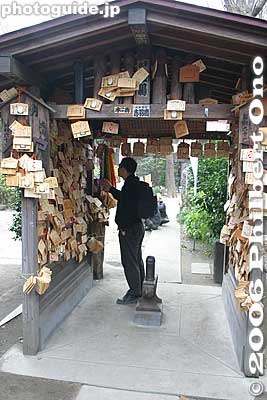 Shack for votive tablets
Keywords: kanagawa kawasaki kanayama jinja shrine phallus penis kanamara matsuri festival