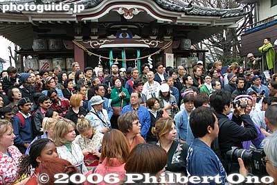 The crowd awaits the departure of the portable shrines to go on the procession around town.
Keywords: kanagawa kawasaki kanayama jinja shrine phallus penis kanamara matsuri festival