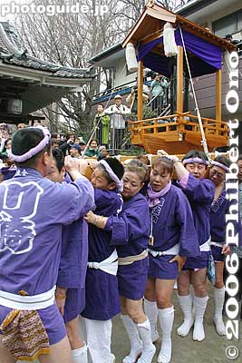 The Kanamara boat mikoshi is the first to leave.
Keywords: kanagawa kawasaki kanayama jinja shrine phallus penis kanamara matsuri festival