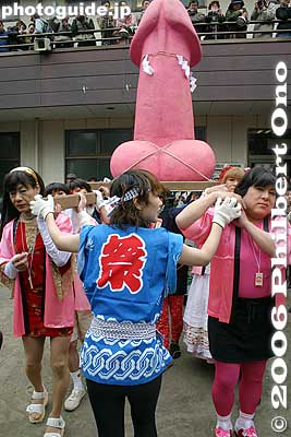 The outlandish Elizabeth mikoshi carried by she-males.
Keywords: kanagawa kawasaki kanayama jinja shrine phallus penis kanamara matsuri festival