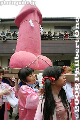 Also see the [url=http://www.youtube.com/watch?v=P45auYir6Zg]video at YouTube[/url].
Keywords: kanagawa kawasaki kanayama jinja shrine phallus penis kanamara matsuri festival
