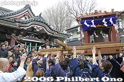 Kanamara mikoshi salutes the Wakamiya Hachimangu Shrine
Keywords: kanagawa kawasaki kanayama jinja shrine phallus penis kanamara matsuri festival