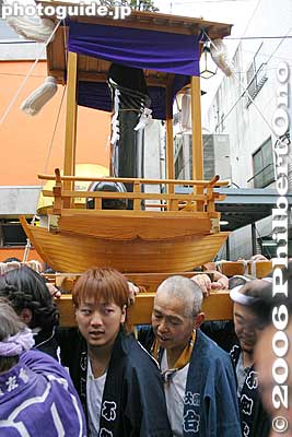 Kanamara boat mikoshi
Keywords: kanagawa kawasaki kanayama jinja shrine phallus penis kanamara matsuri festival