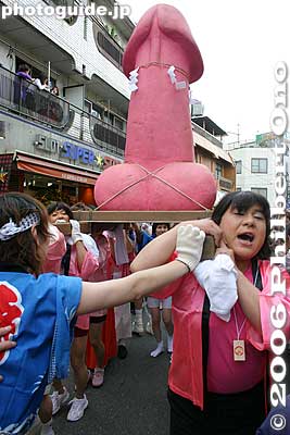 They are shouting, "Dekkai-mara Dekkai-mara" which probably means "huge phallus."
Keywords: kanagawa kawasaki kanayama jinja shrine phallus penis kanamara matsuri festival