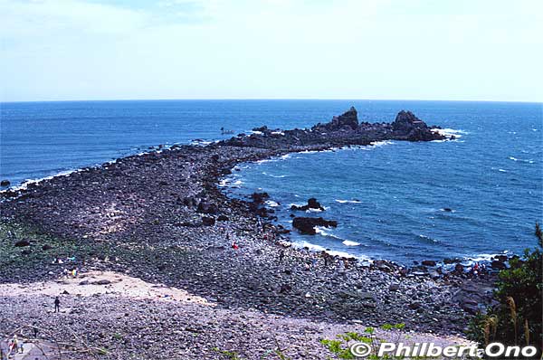 At low tide, you can walk to Cape Manazuru whose tip has Mitsu-ishi (三ツ石) or Rock Trio.
Keywords: kanagawa manazuru peninsula cape