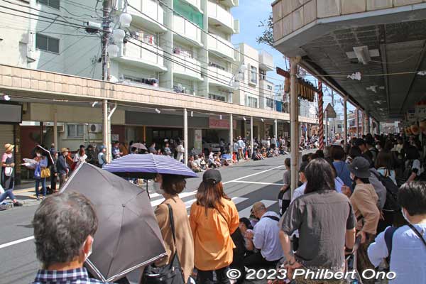 This is Kokusai-dori in Odawara, the southern part of the parade route. Already crowded. The parade came by at around 2 pm.
Keywords: Kanagawa Odawara Hojo Godai Matsuri Festival samurai parade