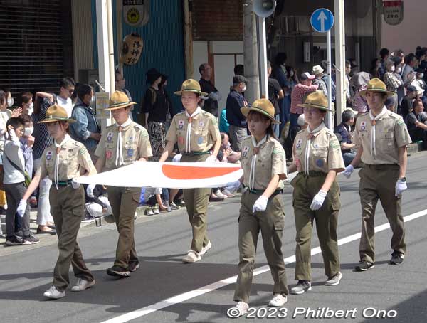 Boy Scouts carrying the Japanese flag.
Keywords: Kanagawa Odawara Hojo Godai Matsuri Festival samurai parade