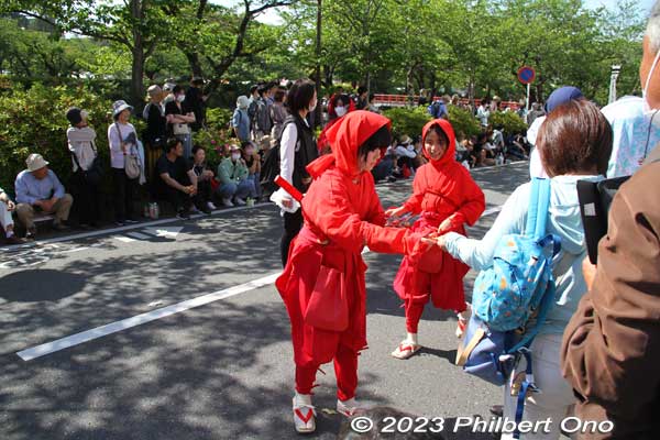 Child ninja were giving out small souvenirs to the kids.
Keywords: Kanagawa Odawara Hojo Godai Matsuri Festival samurai parade