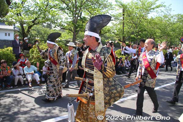 Group petitioning NHK TV to produce a year-long Taiga period drama about the five Hojo daimyo. Members of the local media, radio and TV.
Keywords: Kanagawa Odawara Hojo Godai Matsuri Festival samurai parade