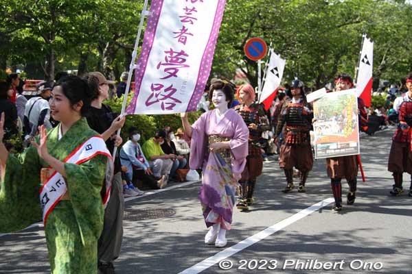 Two Hakone geisha. 箱根芸者夢路
Keywords: Kanagawa Odawara Hojo Godai Matsuri Festival samurai parade