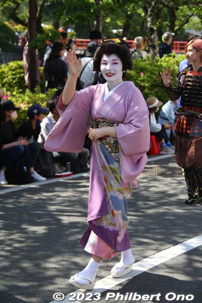 Two Hakone geisha. They both sing. 箱根芸者夢路
Keywords: Kanagawa Odawara Hojo Godai Matsuri Festival samurai parade