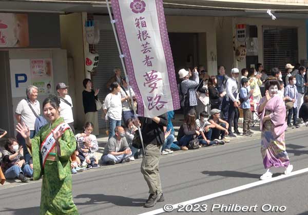 Two Hakone geisha. They both sing. Odawara is the gateway to Hakone. 箱根芸者夢路
Keywords: Kanagawa Odawara Hojo Godai Matsuri Festival samurai parade