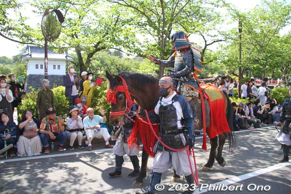 The second Odawara Hojo lord, Hojo Ujitsuna. Too bad he didn't look my way. 二代北条氏綱隊 
Keywords: Kanagawa Odawara Hojo Godai Matsuri Festival samurai parade