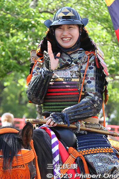 The third Odawara Castle lord, Hojo Ujiyasu played by a woman. Trotting past Odawara Castle. 三代北条氏康隊
Keywords: Kanagawa Odawara Hojo Godai Matsuri Festival samurai parade japansamurai