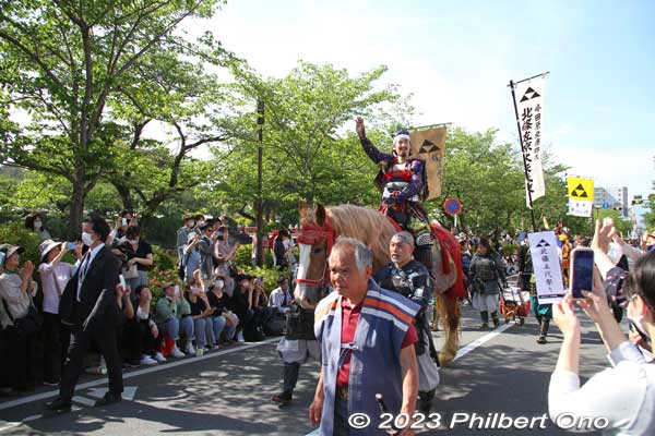 The fourth Odawara Castle lord, Hojo Ujimasa played by well-known actor Takashima Masanobu waving to the crowd. 四代氏政 (高嶋政伸)
Keywords: Kanagawa Odawara Hojo Godai Matsuri Festival samurai parade